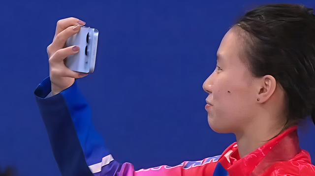 冠军首曝荣耀500真机，采用全新外观设计，2亿主摄+8000毫安电池