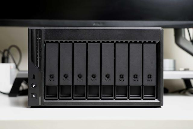 新品首发拆解丨不再躺平的高颜值NAS威联通Qu805