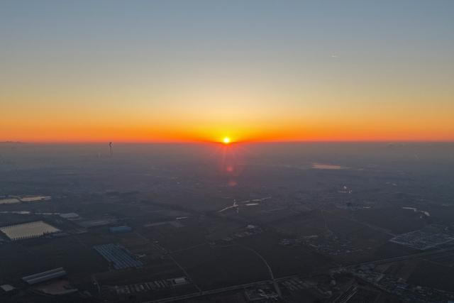 唐山市古冶区陡河水库旁的燕山太像大地指纹