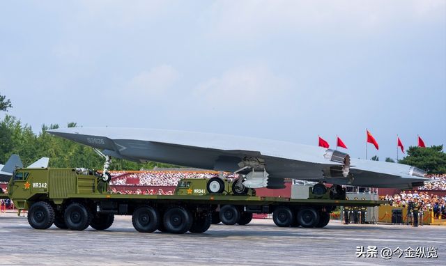 中国舰载无人机猛烈突破！神秘测试船亮相海试，为何美国如坐针毡