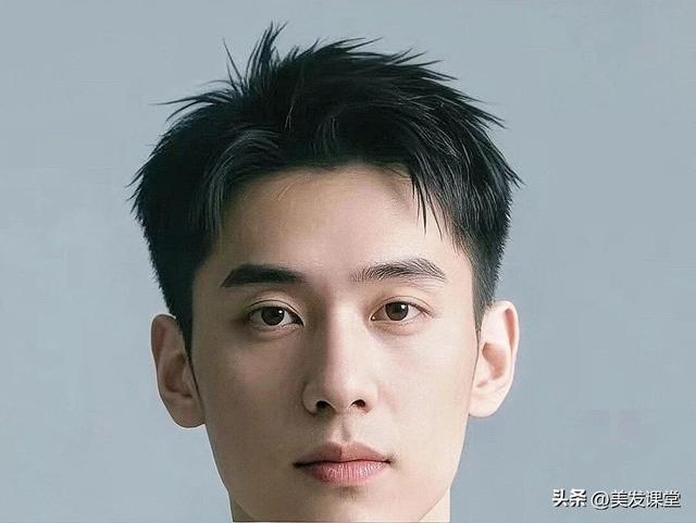 男生选对发型太重要了，剪个短发清爽又精神，出门不费时间打理