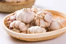 大蒜引发热议！医生提醒：生吃虽好，但这4种人最好别碰图片