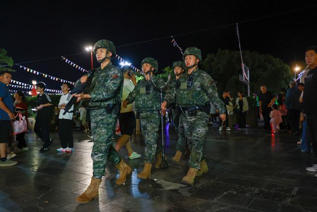 楚雄彝族自治州火把节，武警官兵保障游客平安出行