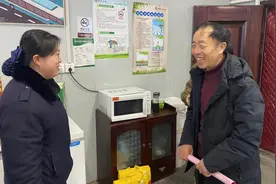 车长捡到手机物归原主，乘客手写感谢信致谢意图片