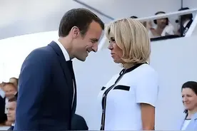 48岁马克龙对71岁妻子的生理性喜欢，吻手指，捏脚腕，爱意藏不住图片