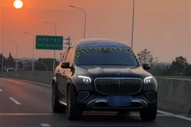 花215万买迈巴赫，提车不久车顶漏水，车主：已报警图片