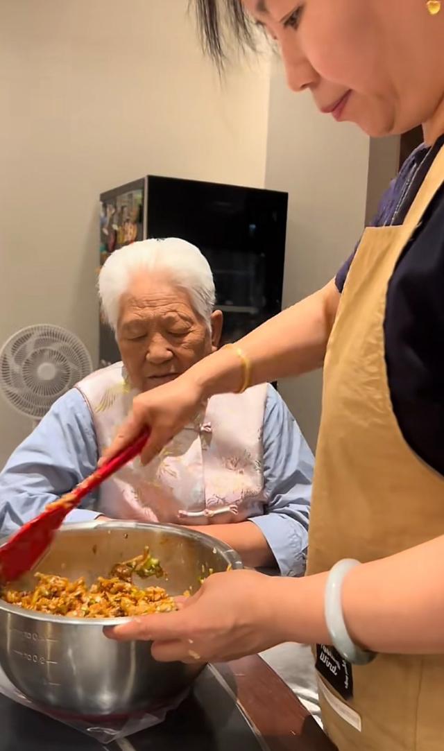 大孝！岳云鹏接80岁老妈住北京豪宅，3000万别墅阔气，媳妇是功臣