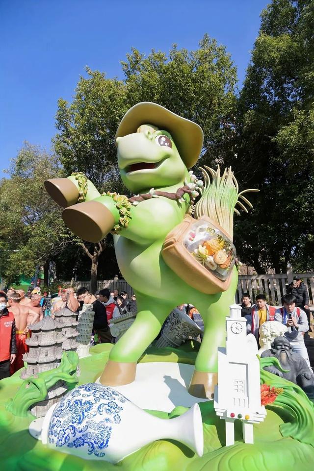 泉州古城马年生肖IP“地·玩玩”亮相西街！快来打卡“旺来”！