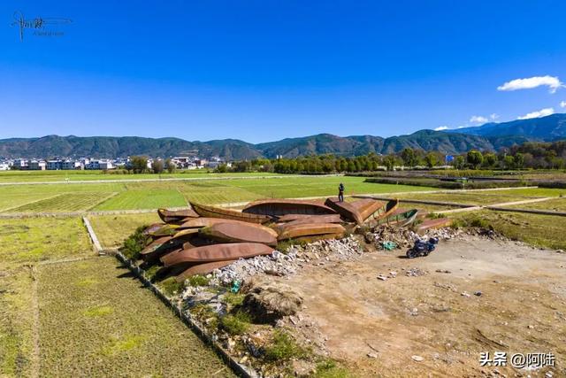 洱海边惊现一堆破船，锈迹斑斑却野趣盎然，已经被我轻松登顶拿捏