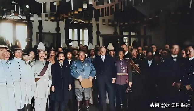 袁世凯的真实老照片：穿龙袍坐龙椅接受朝拜，姨太太确实漂亮！