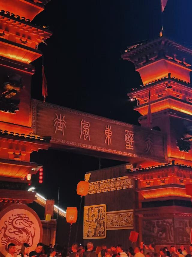 中秋月圆夜 千灯映赤壁 赤壁古战场千人放飞孔明灯