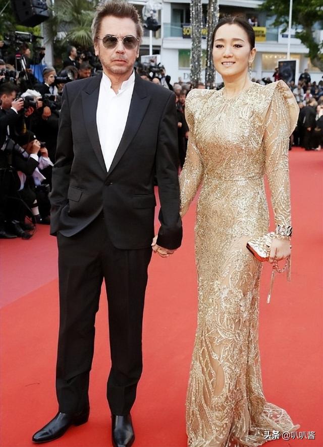 分手30年，被法国老公7字评价的巩俐，活成张艺谋高攀不起的存在