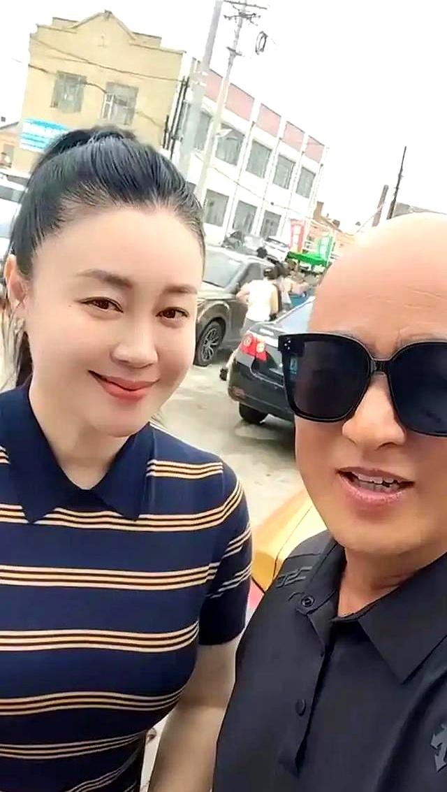 关婷娜回黑龙江老家参加婚礼，当证婚人，穿热裤登台引争议