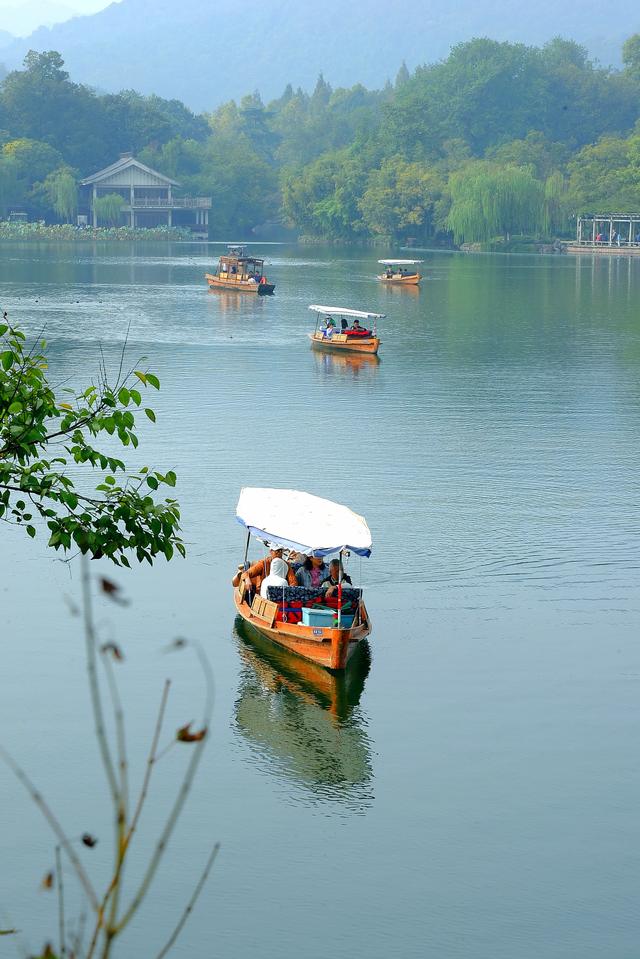 西湖：一砚秋水写晨光