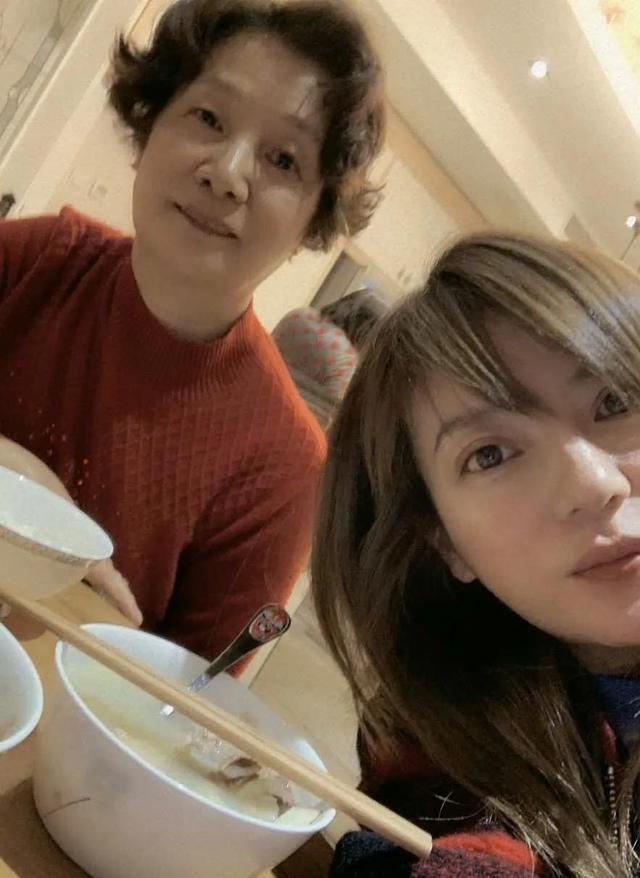 落毛凤凰不如鸡！49岁赵薇再曝近况，全身包裹严实 不敢露脸怕见人