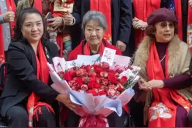 95岁郭兰英罕见露面：头发花白精神好，一群学生送花叫她郭校长图片