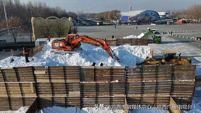 高23.8米！第38届太阳岛雪博会“雪人先生”启动堆雪