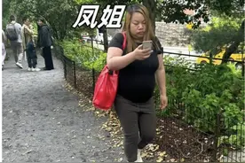 38岁凤姐国外被偶遇：胖得不敢认了，用的手机和靴子暴露经济能力图片