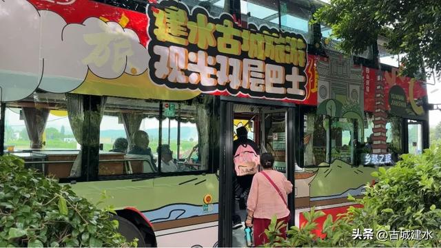 建水双层巴士暑期火爆 古城旅游再添新亮点
