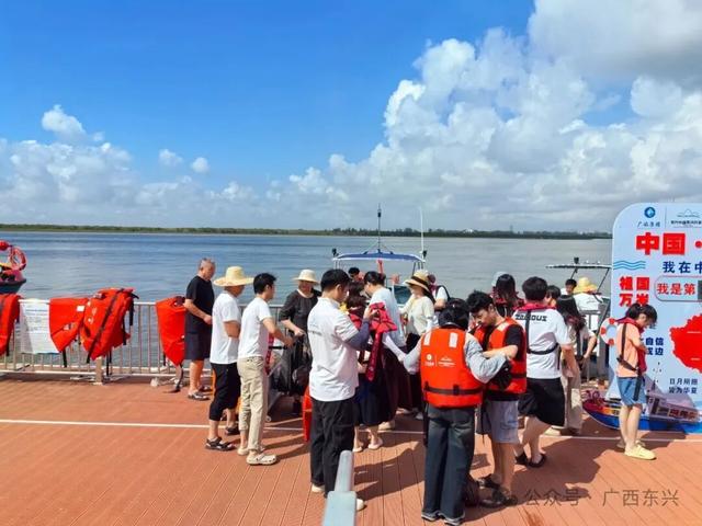 中越界河风景区“一船游两国”项目受游客青睐