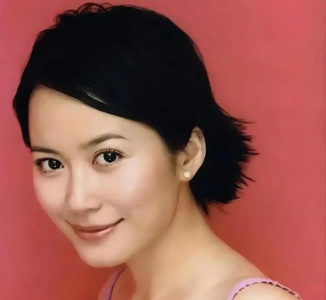 至今未婚未育，身边却有男人陪了近20年！54岁的她才是人间通透