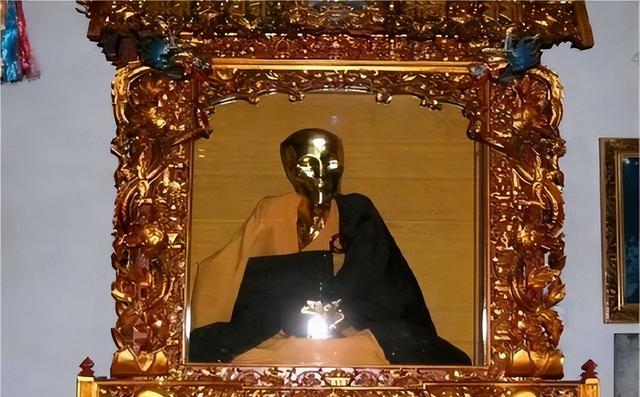 九华山尼姑仁义师太绝食坐缸圆寂，开缸后肉身女性特征全无