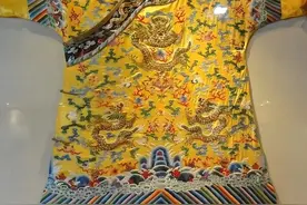 一老人拿龙袍去鉴定，专家称是赝品要销毁，老者：你知道我是谁吗图片