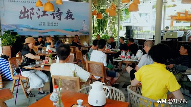 成都邛崃：30多名诗人徒步乾龙湖，纵情书写桑园秀美山川