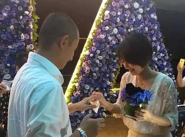 49岁马伊琍没想到，辛苦养大的17岁女儿文君竹，早为亲爹文章争光