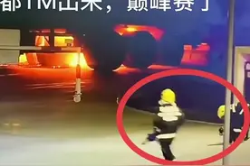 炸裂！燃烧的油罐车开到消防队门口，指导员组织打赢巅峰赛！热议图片