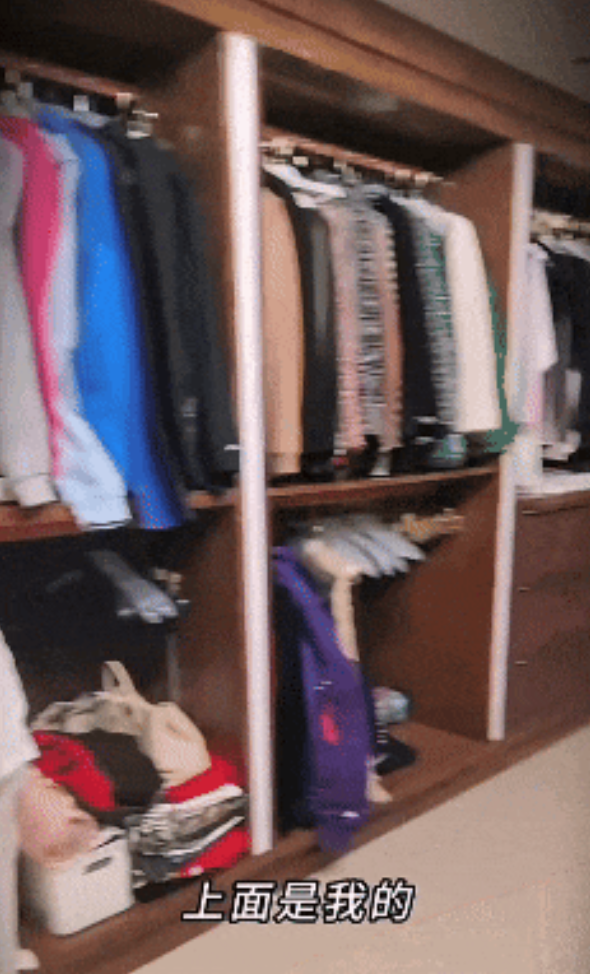 一顿饭11个菜	，客厅大得能打球，哭穷的闫学晶害惨“啃老”的儿子