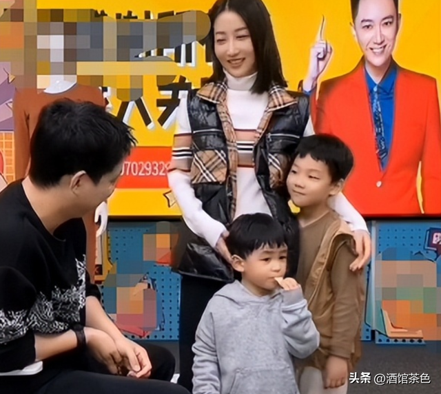 主持人李鑫现状：和家人在爱尔兰，陪读带货两不误，俩儿子都随妈