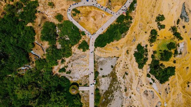 一泡尿“毁”了全家！男童尿进黄龙彩池，景区硬气通报：永久禁入