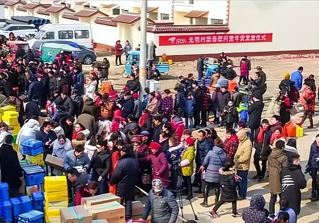 人心不足蛇吞象！刘强东给家乡发年货，恶心事发生	，大衣哥没说错