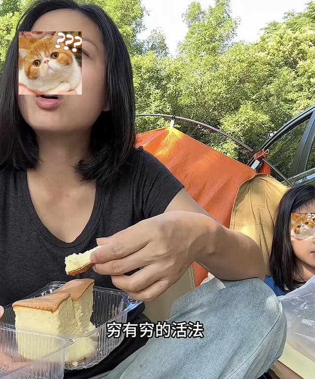 00后不订酒店住帐篷，一个个帐篷传出笑声，民宿老板急哭：太难了