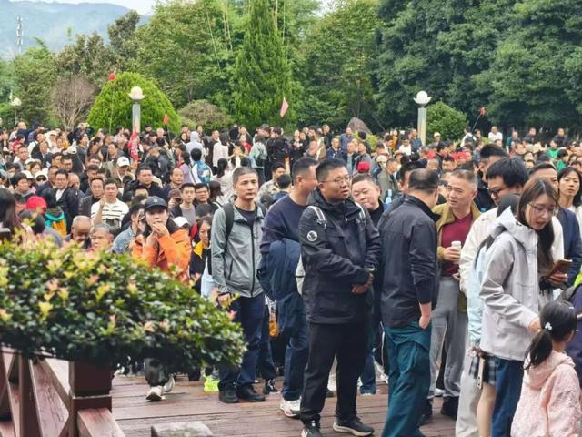 明月山进入秋冬旅游旺季，3000人旅行团畅游山水美景！