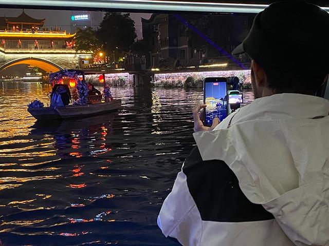 夜泊锦江听古今 国际主播网红解锁“天府浪漫”