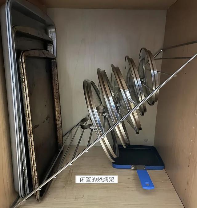 被网友的“锅盖收纳”惊呆了！不花什么钱，把锅盖收纳的服服帖帖