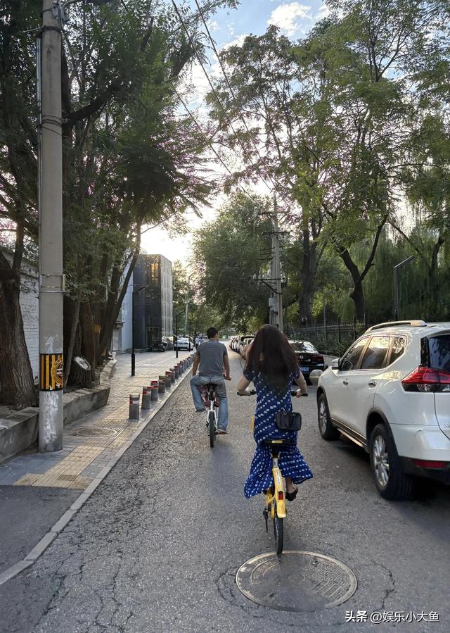朱珠一家在北京骑自行车，吃爆肚涮羊肉，一家三口好温馨好幸福