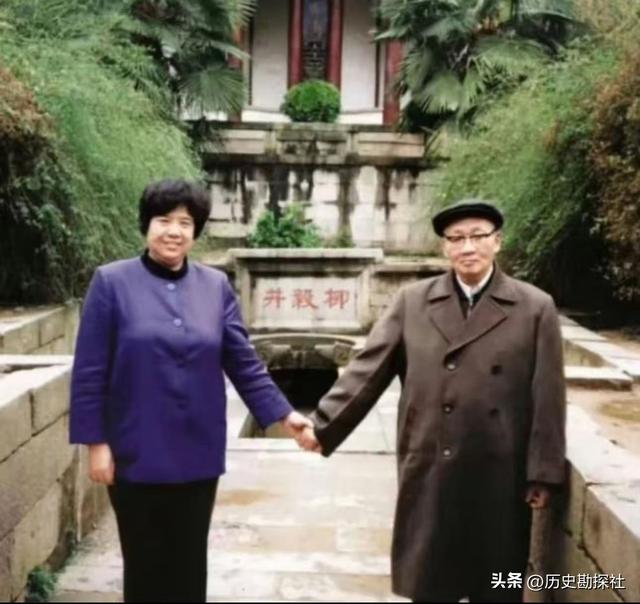 毛岸青81岁生日时的全家福，两个妹妹前来贺寿，儿媳刘滨体贴蹲着