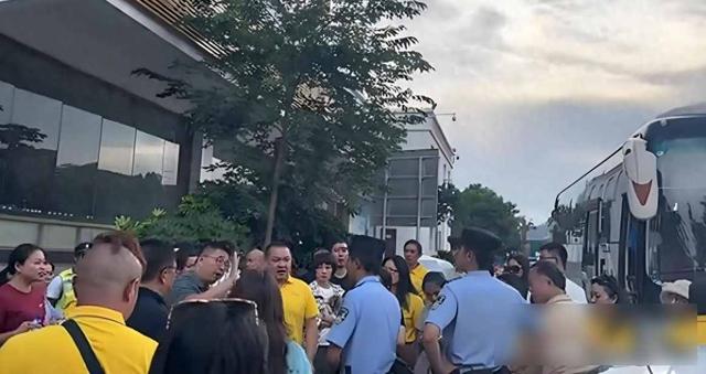 云南高价团游客服务区暴晒6小时，司机游客互怼，谁该买单？