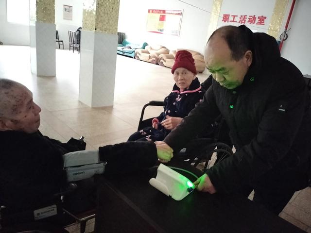 岳阳市龙根绿志愿协会发起“关爱生命 敬老爱老”活动