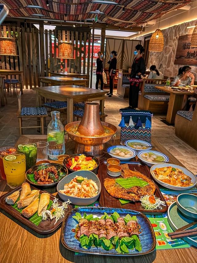 对中国有戒心？斯塔默专机落地神情紧张，随身携带的设备不简单