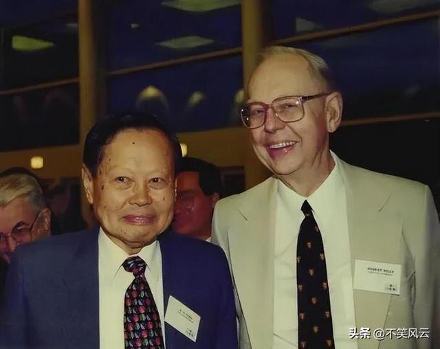 杨振宁葬礼结束，身披国旗无数人送行，可三大恶心情况还是发生了