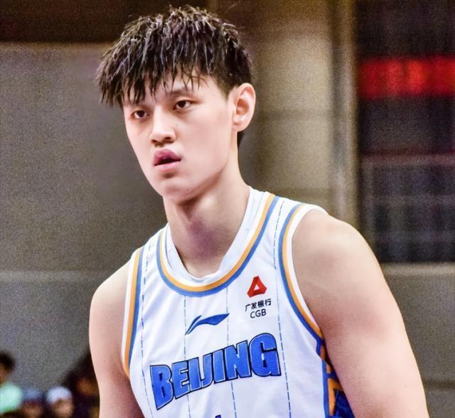 恭喜！22岁曾凡博签约达成，拒绝海外合同重返首钢，奥莫特被裁！