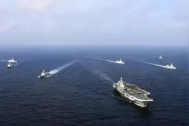 大陆航母穿越台湾海峡引热议，外交部：正当行动彰显主权图片