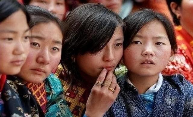 这个一妻多夫制的民族，晚上怎么过？女人直言：没有幸福可言