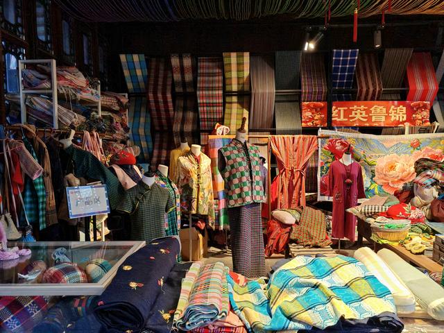 闲逛菏泽市老城曹州。这里的慎思园成了婚纱照的网红天堂了