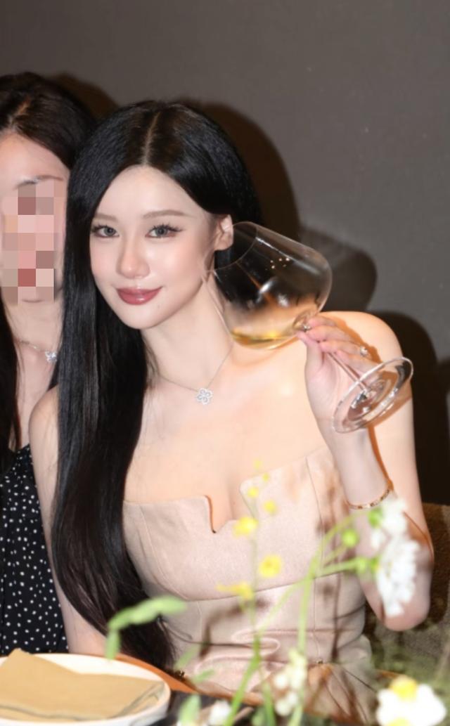 范志毅爱女晒27岁生日照，戴二十万卡地亚办宴，和马镇亲热很般配
