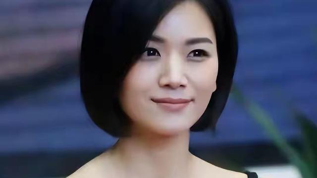 与陈思诚恋爱，和富豪老公闪婚闪离，41岁独自抚养女儿的她成赢家